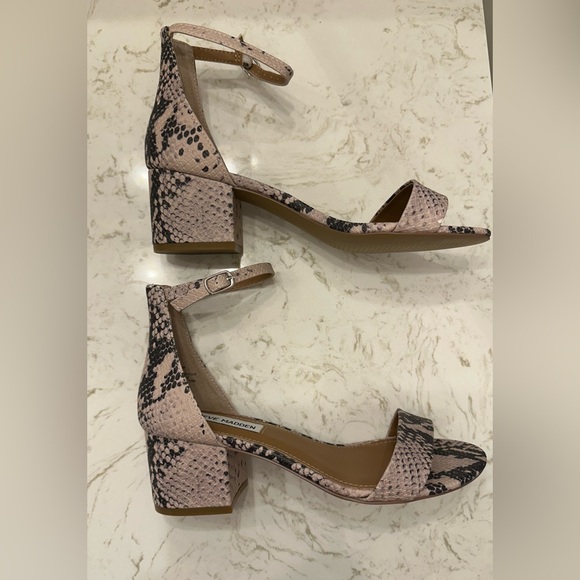 Steve Madden Irenee Block Heel Snakeskin Sandals 7 - Picture 3 of 12